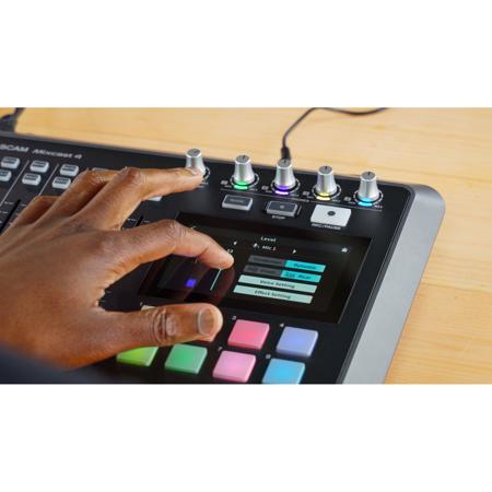 TASCAM Mixcast 4 ポッドキャストステーション TASCAM Mixcast 4 Podcast Workstation | Sweetwater