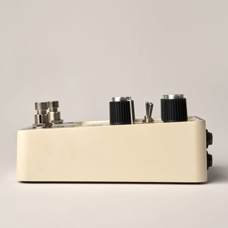 【美品】Universal Audio UAFX ASTRA Universal Audio UAFX Astra Modulation Machine Pedal | Sweetwater