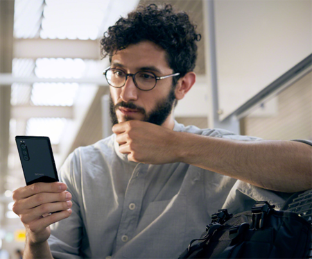 Convenient 6.1” size and 21:9 ratio, durable Gorilla Glass® 6