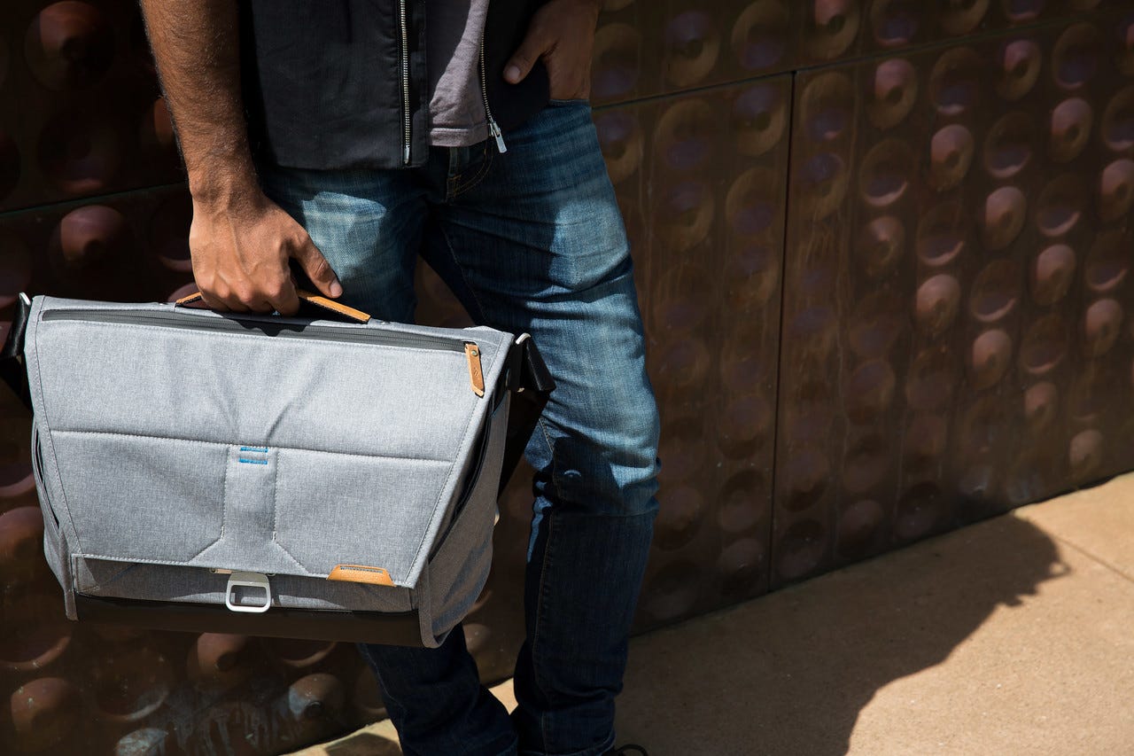 Peak Design Everyday Messenger Bag V2 for 15" Laptop and DSLR with 3