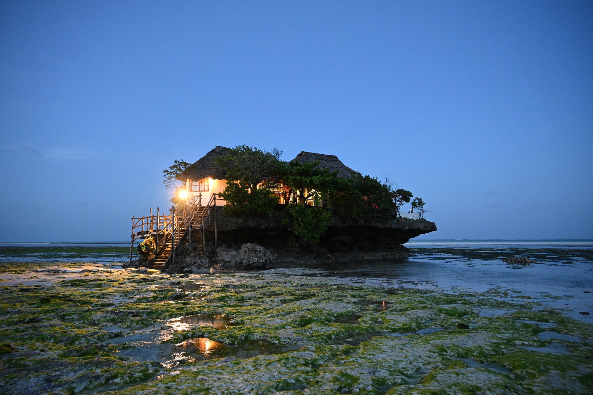 Beautifully reproduced night scenes.