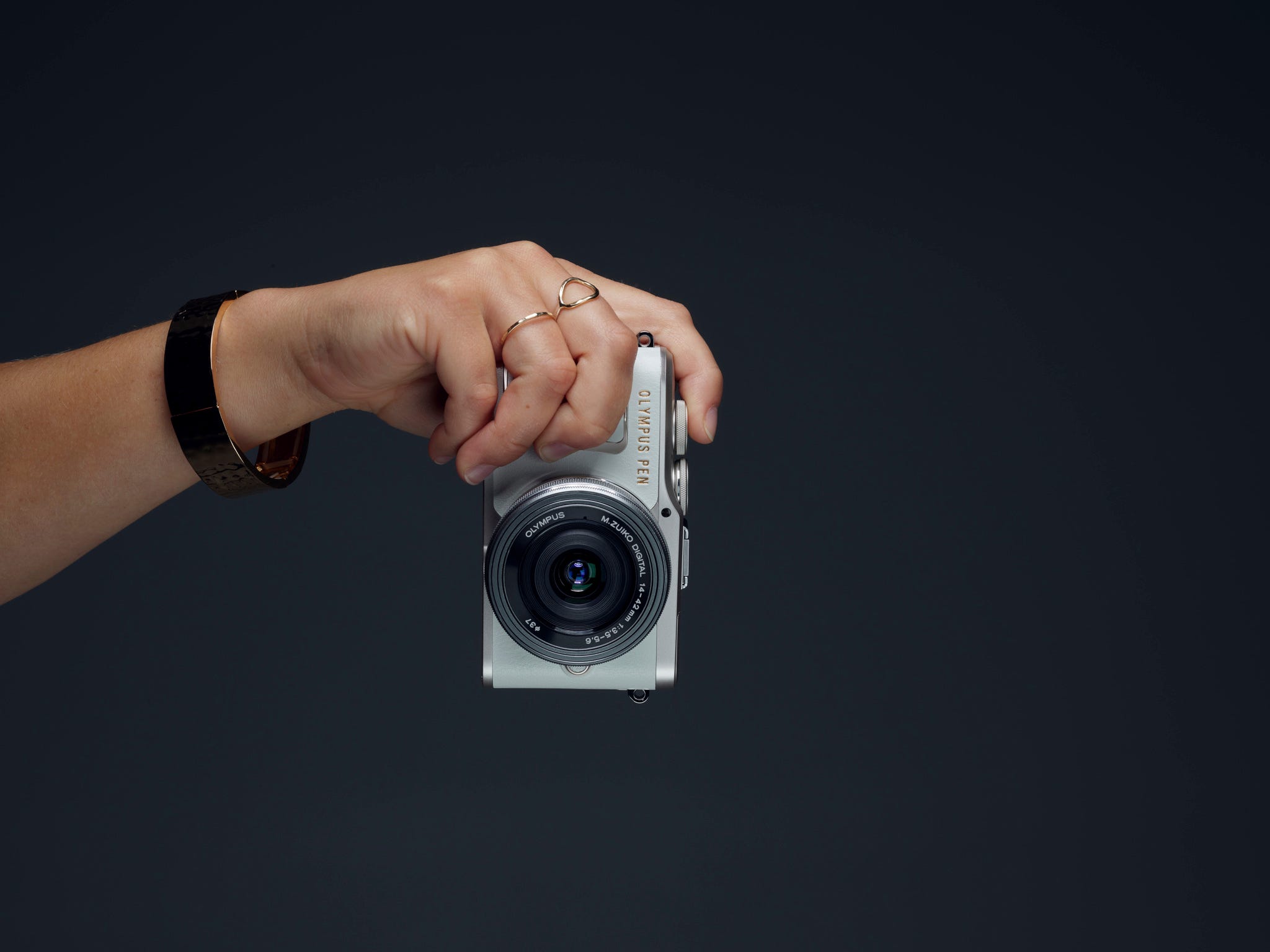 Olympus PEN EPL10 Mirrorless Camera with M.Zuiko 1442mm Lens, White V205101WU010