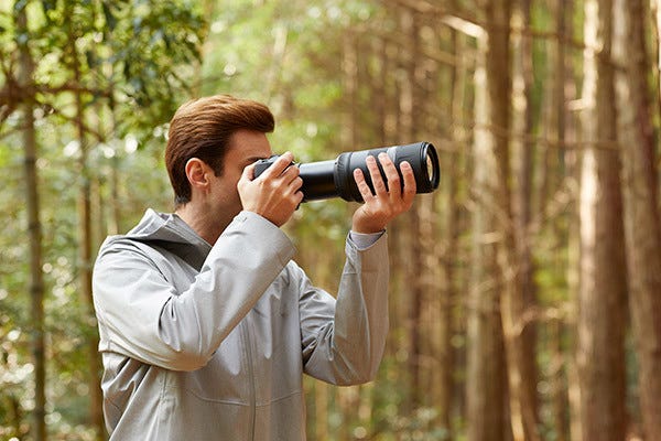 Excellent Portability Made Easier With An Extending/Retracting Locking Lens Barrel Design. 