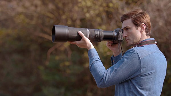 Excellent Portability Made Easier With An Extending/Retracting Locking Lens Barrel Design.