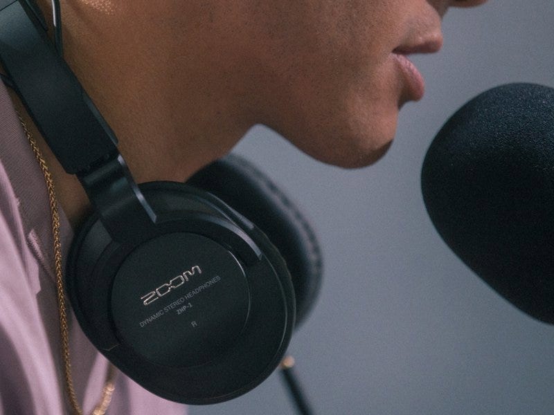 4 independent headphone outputs