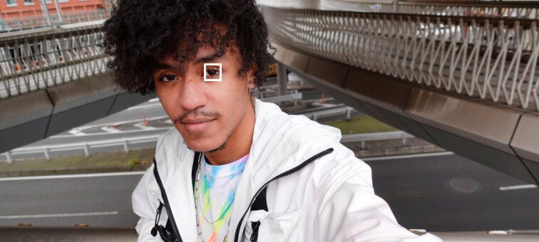 Leave the focusing work to the camera with Real-time Tracking.