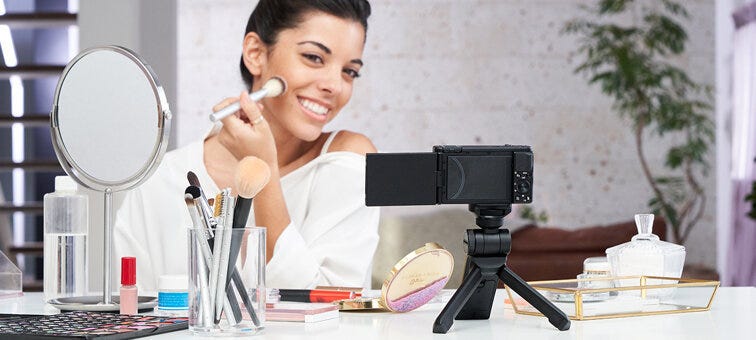 Vari-angle LCD screen, for selfie shooting with confidence.