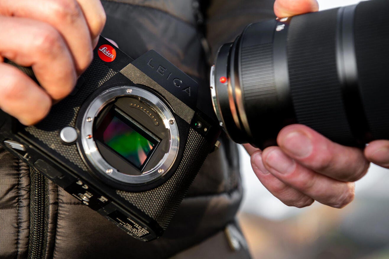 24MP CMOS-BSI Sensor. Full Frame Of The Latest Generation.