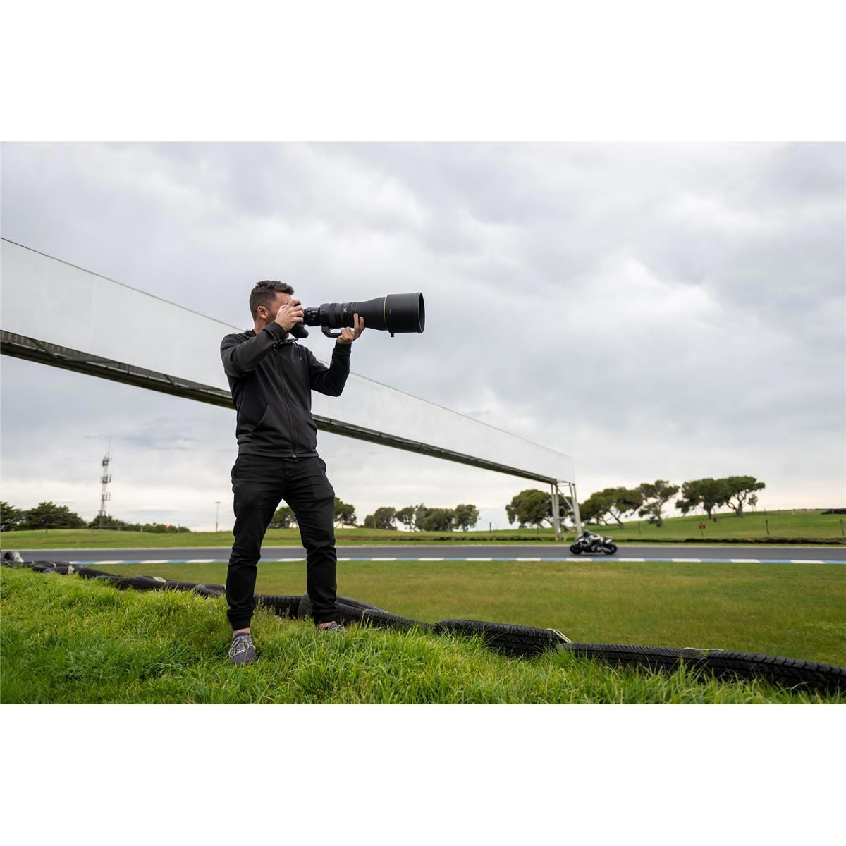 Powerful optical stabilization gives you the edge.
