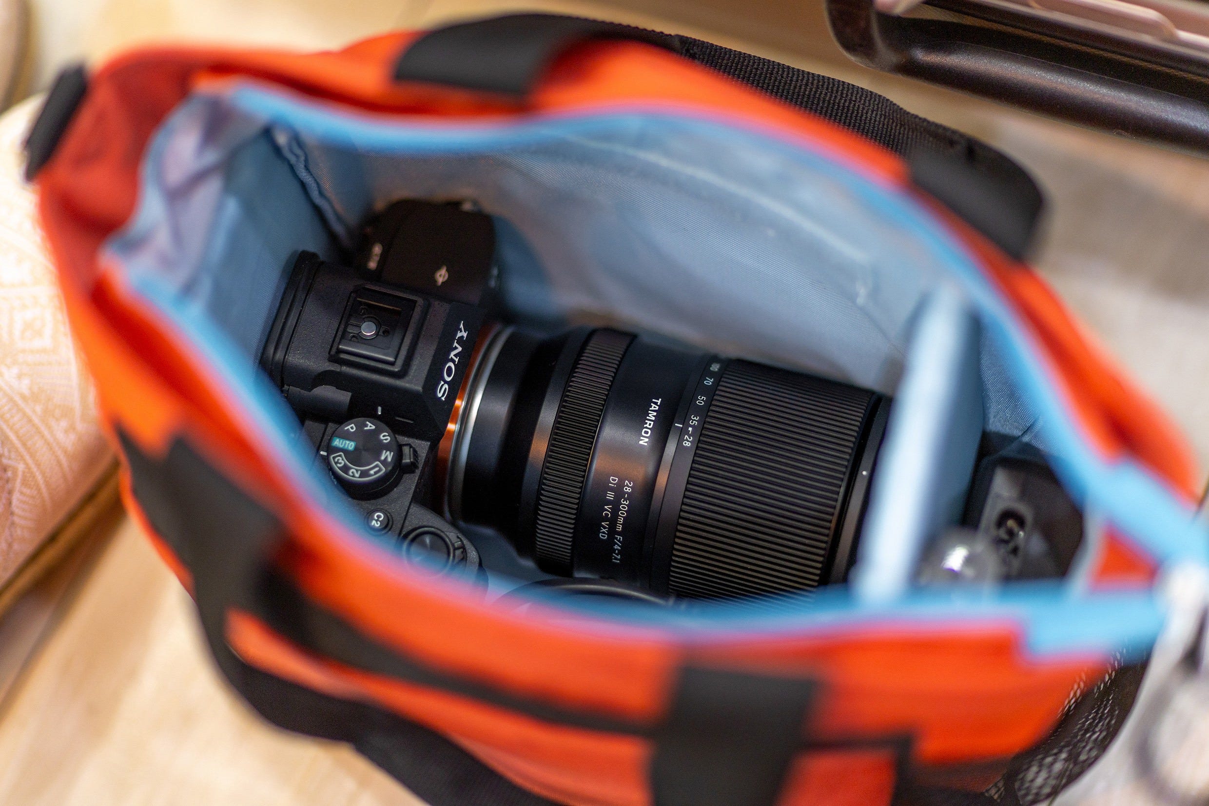 A 10.7x zoom that's extremely compact and lightweight