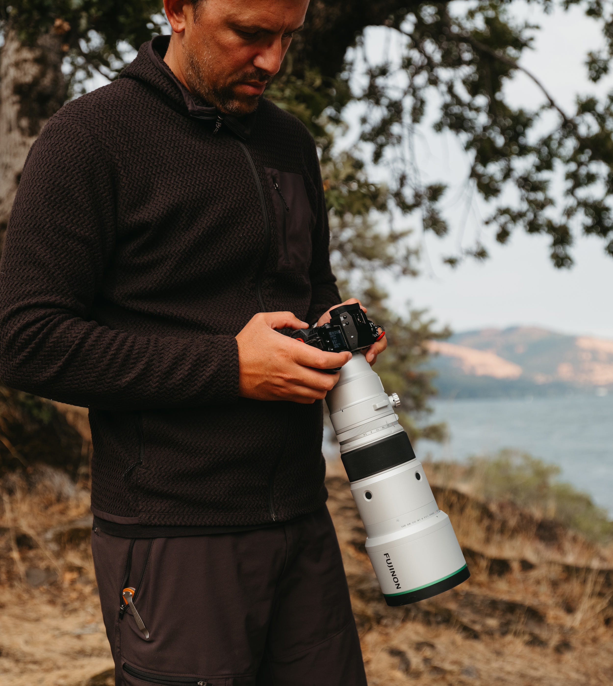 A lightweight super-telephoto lens