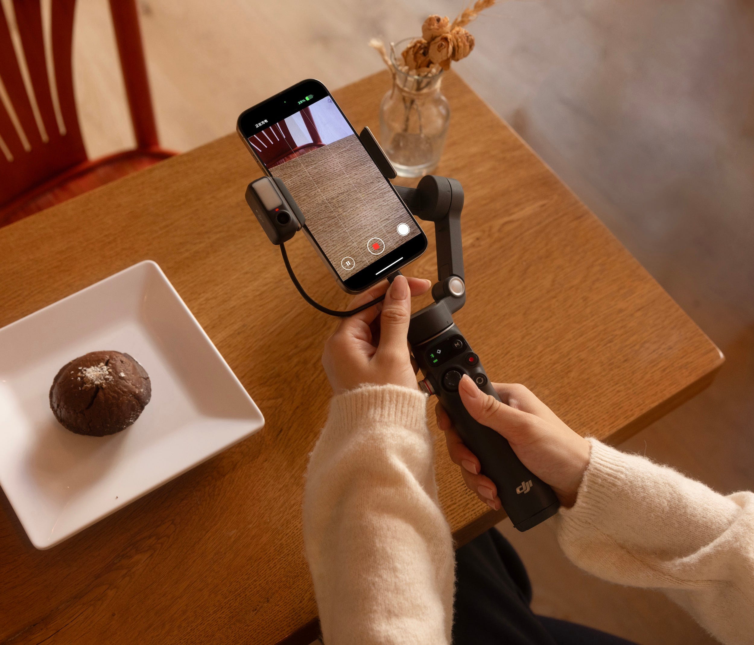 DJI Osmo Mobile 7P multifunctional module acts as a microphone receiver