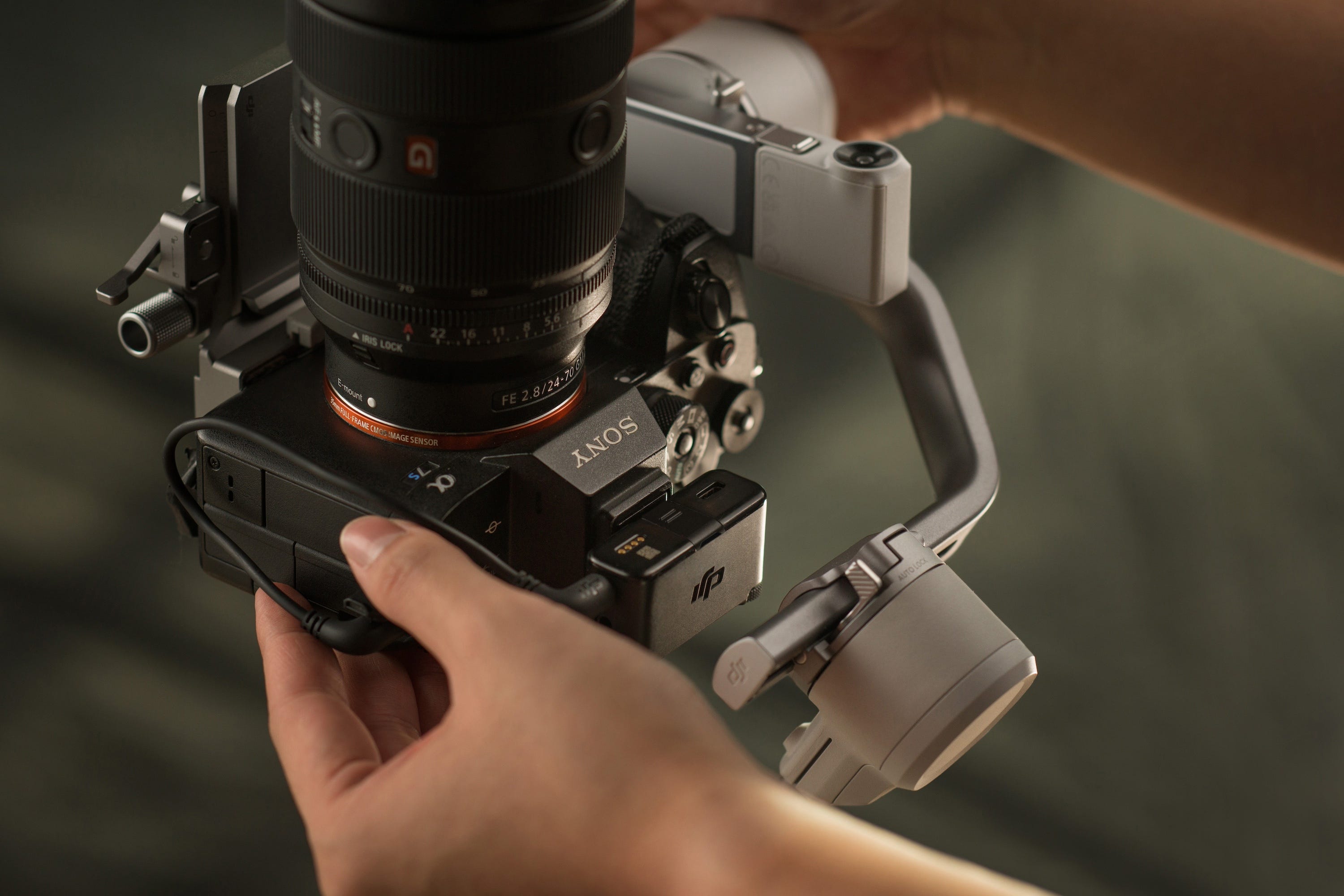 El DJI RS 4 Mini maneja sin esfuerzo cámaras pequeñas y grandes gracias a su capacidad de carga útil de 2 kg.