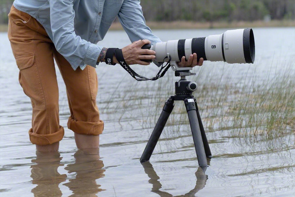 Sony FE 400-800mm lens fluorine-coated front element repels water, oil, and other contaminants