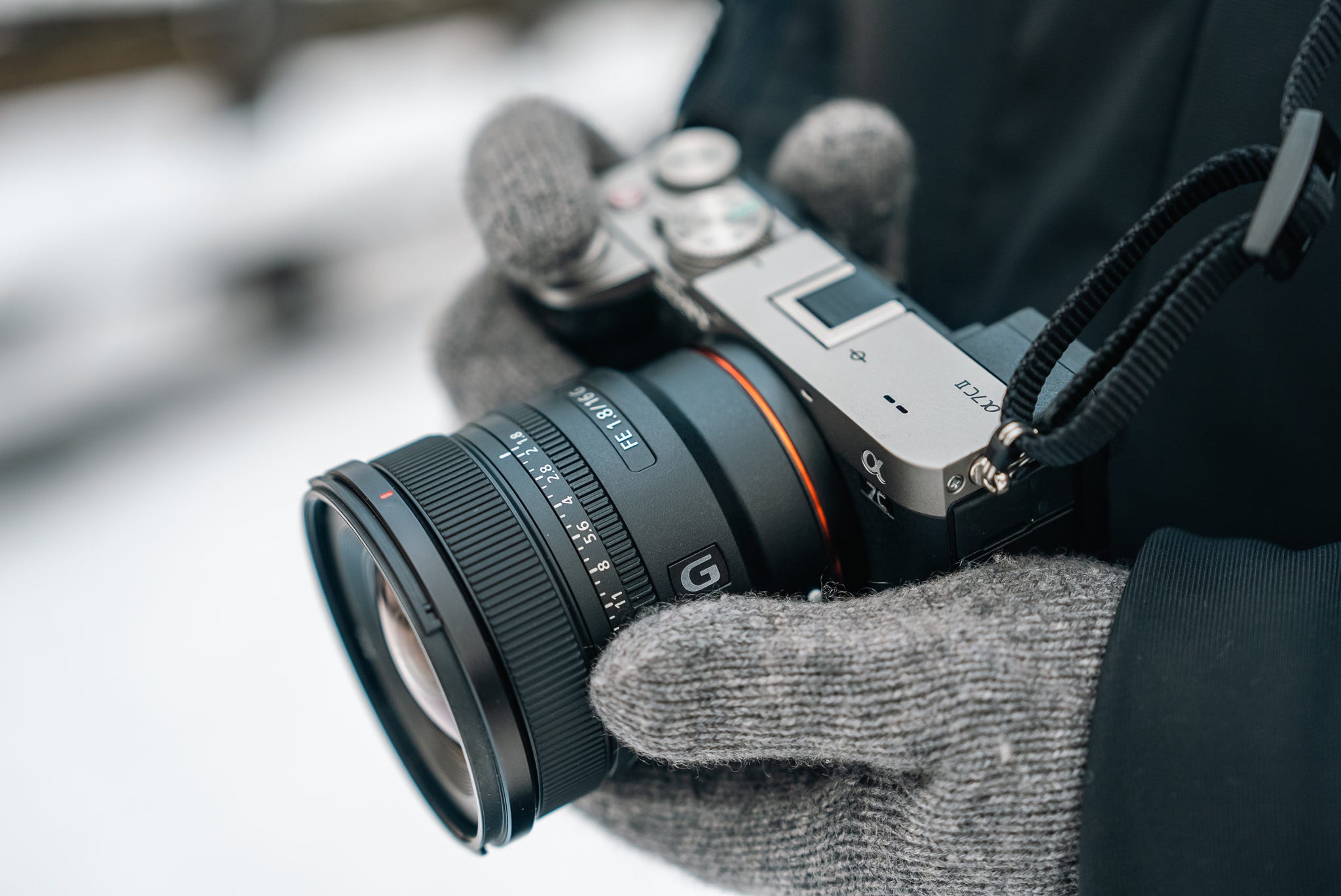 Sony FE 16mm lens features both a click ON/OFF switch for smooth, silent aperture adjustments during video recording