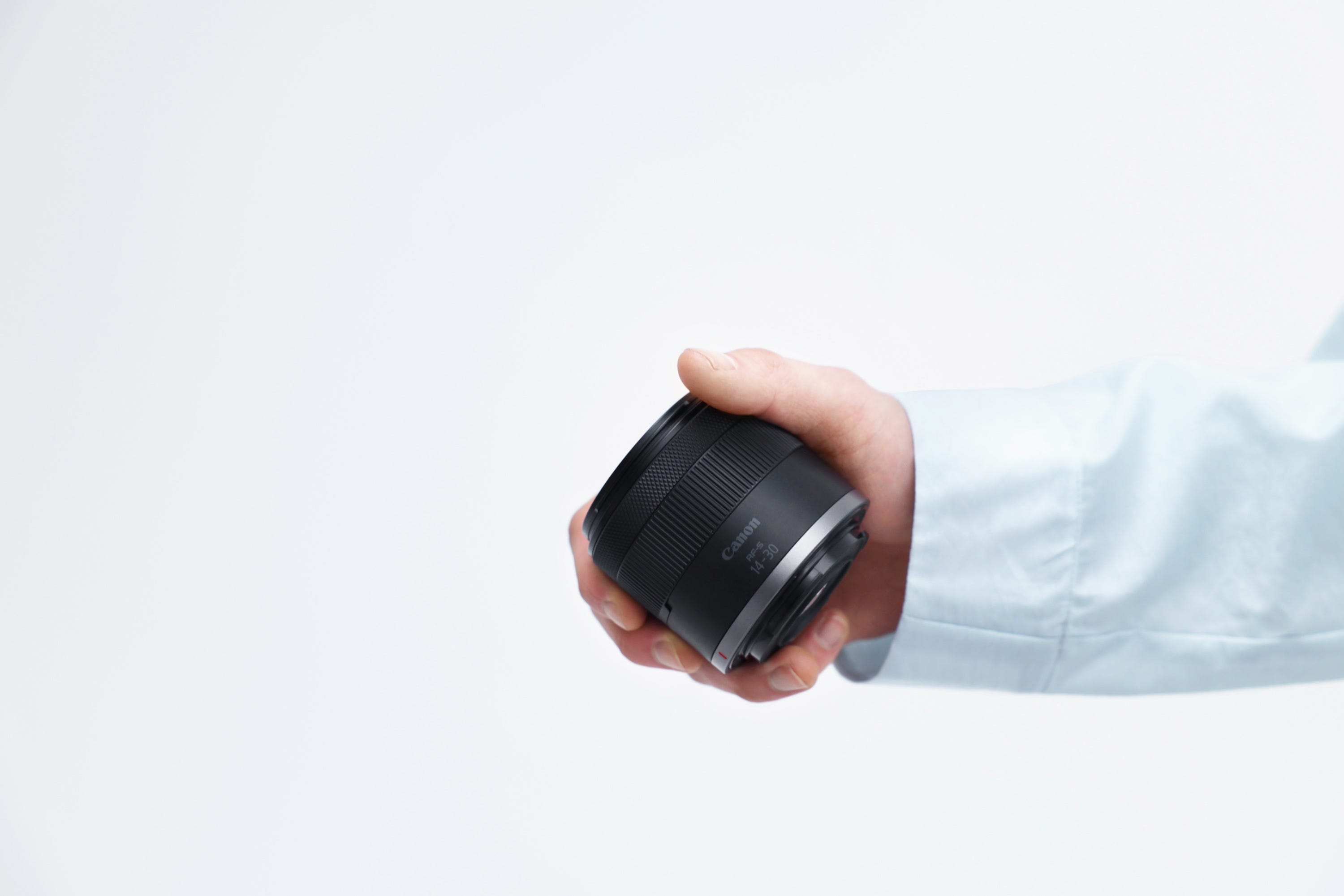 Canon RF-S14-30mm Lens is extremely lightweight and compact