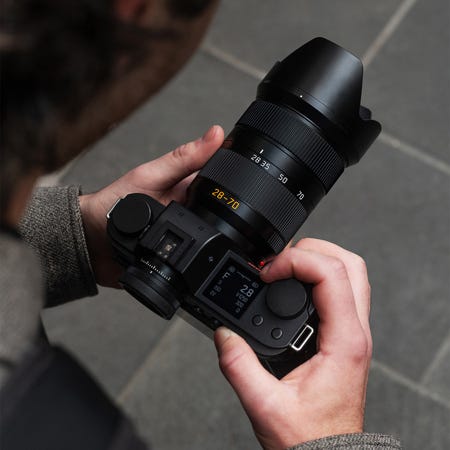 Most compact, lightest standard zoom lens for the SL-System