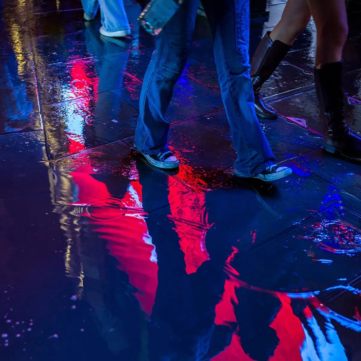 Integrated anti-glare lens hood