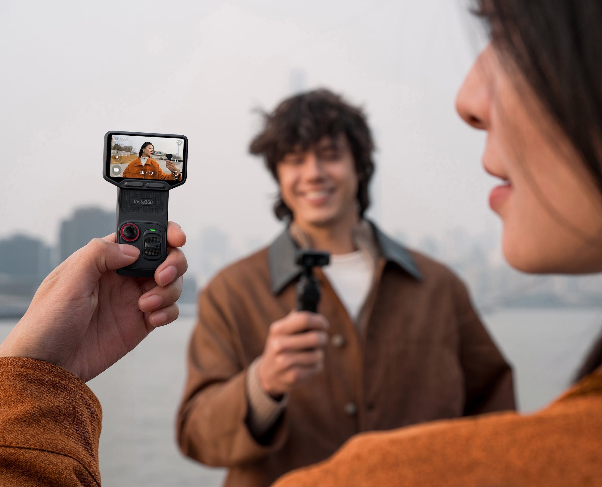 Insta360 Luna Ultra OLED touchscreeen