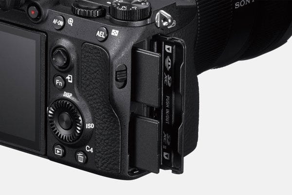 Cámara Digital Mirrorless Full Frame ILCE-7M3K A7III + Lente 28-70mm